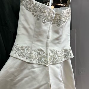 New wedding white dress size 8 original price $1,000 selling for $250!beautiful